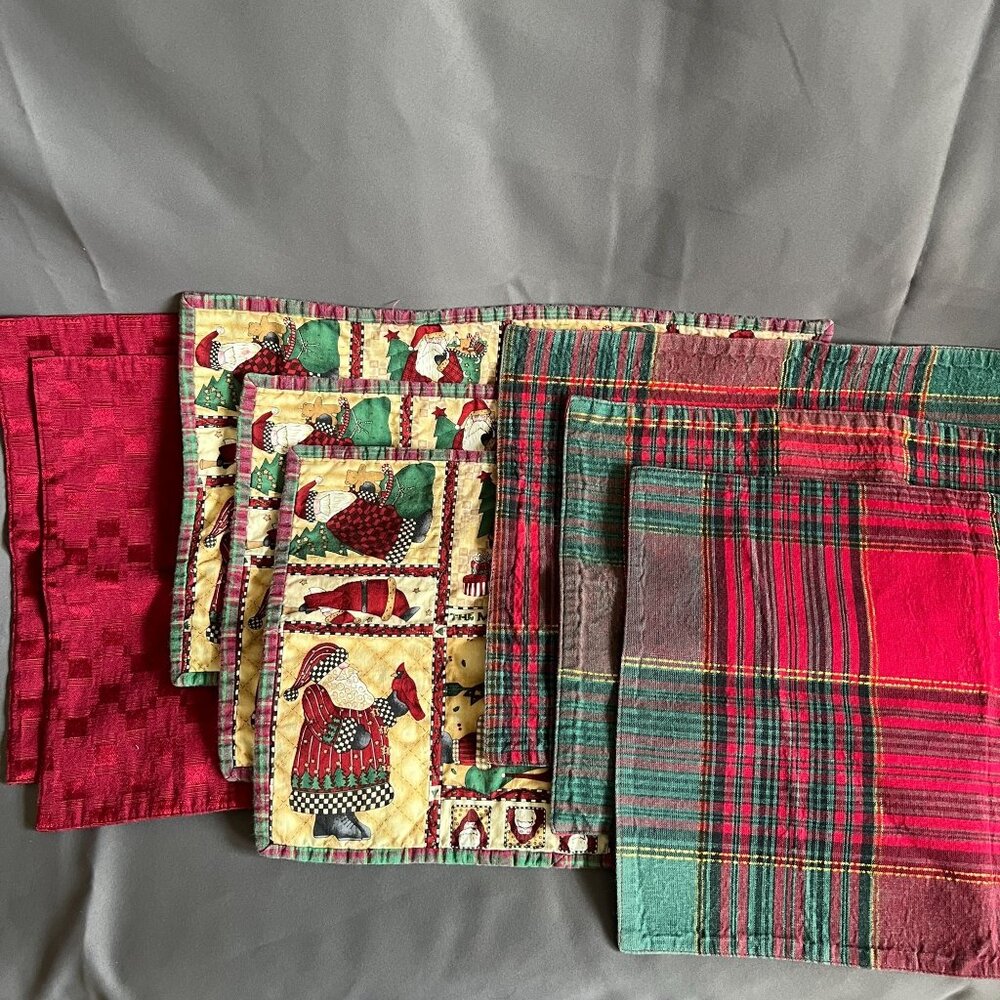Set Of 6 Vintage Holiday Fabric Placemats With Santa Plaid & Textured Red Patter - Picture 1 of 4